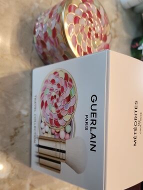 Guerlain Météorites Light-revealing pearls of powder in Cool rose (02)